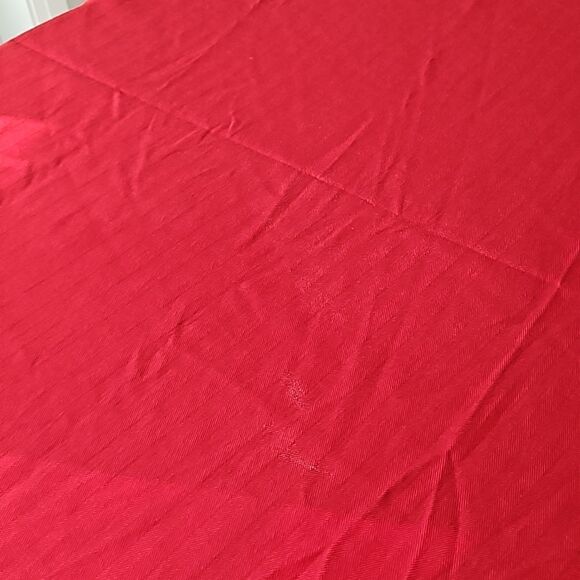 Tablecloth Sitting For 4, Round 70" Cherry Red - Picture 10 of 15